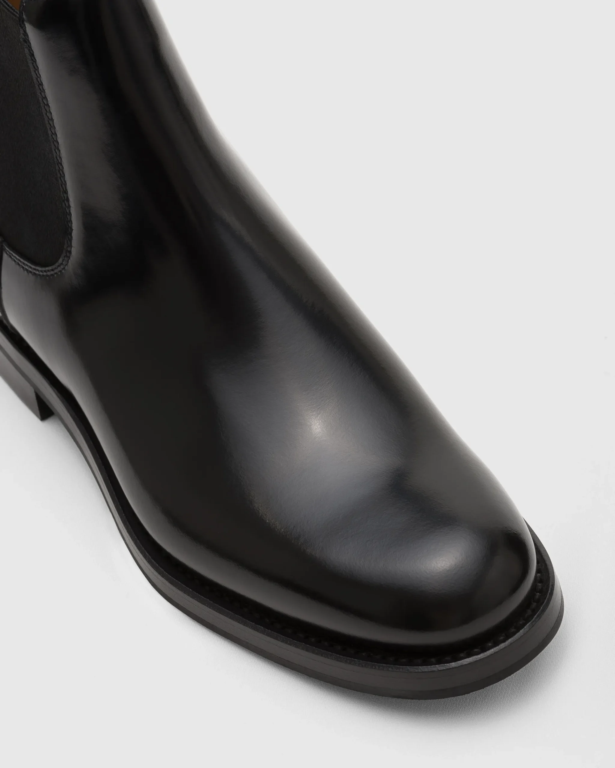 Monmouth Wg - Polished Binder Chelsea Boot